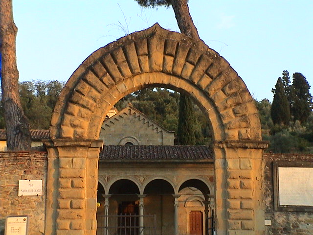Il portale all'entrata del piazzale Ã¨ ciÃ² che resta di Porta Santo Spirito